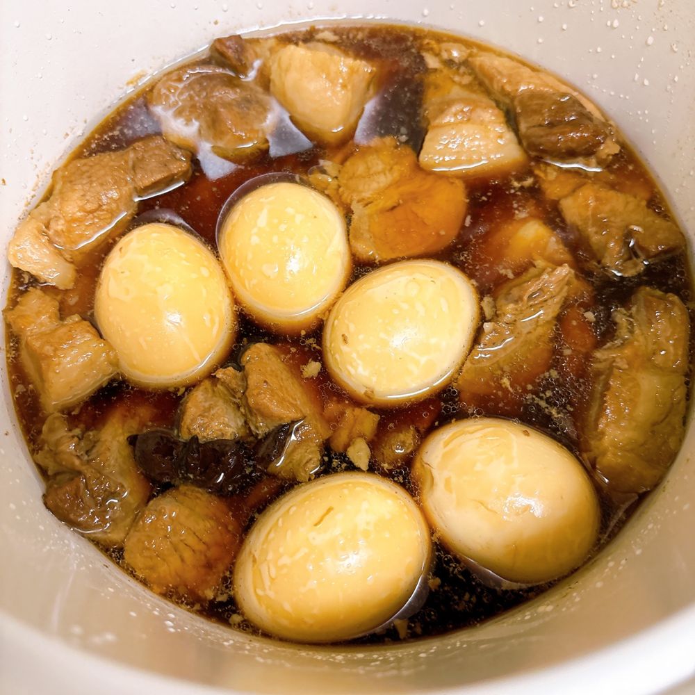 鍋の中。豚肉のほか、ゆで卵にもしっかり色がついている