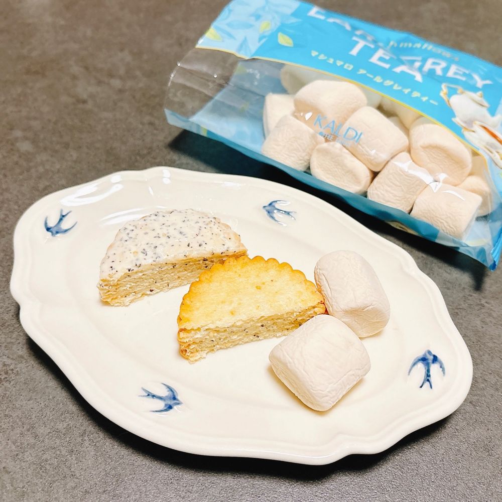 二種類のビスケットケーキを楕円のお皿に並べ、アールグレイティーマシュマロを添えたところ。左のケーキは上や側面まで水切りヨーグルトを塗っている。右はヨーグルトをサンドしただけ
