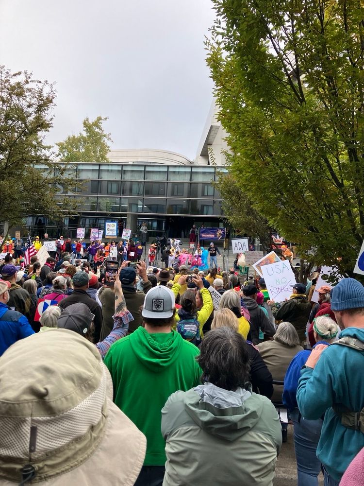 A crowd gathers at the Eugene federal courthouse 