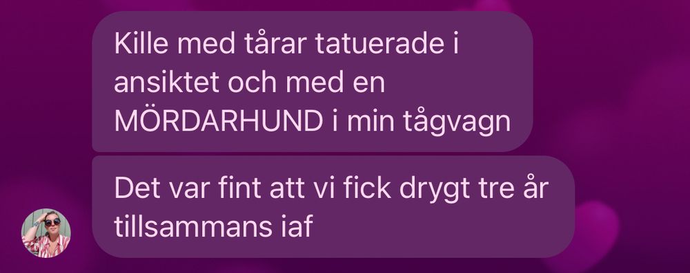 Ett chattmeddelande där det står:
“Kille med tårar tatuerade i ansiktet och med en MÖRDARHUND i min tågvagn. Det var fint att vi fick drygt tre år tillsammans iaf”