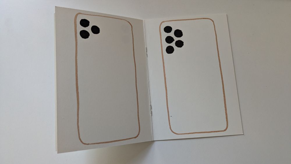 Doppelseite: Links eine Handy Rückseite mit drei Kameralinsen. Rechts eine Handy Rückseite mit fünf Kameralinsen.