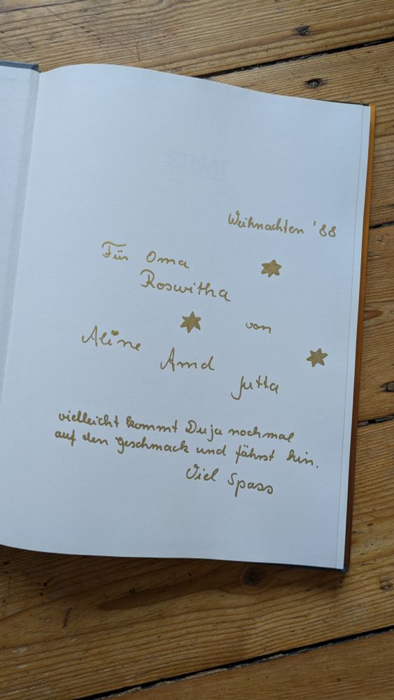 Widmung: Für Oma Roswitha, vielleicht kommst Du ja noch mal auf den Geschmack und fährst hin

Unterzeichnet von Aline, Arnd und Jutta
Weihnachten 88