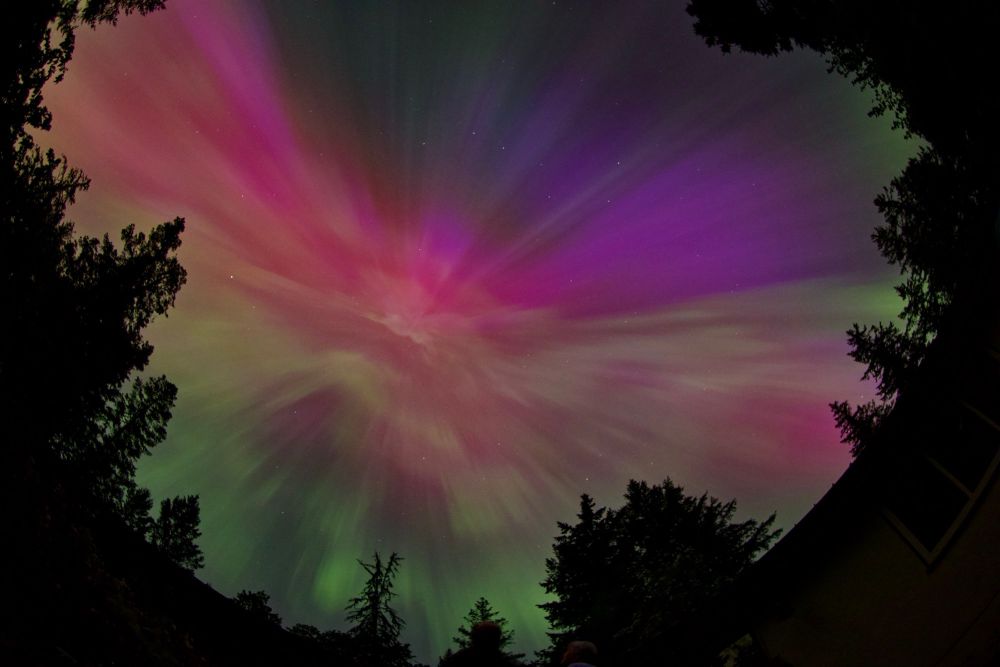 Aurora Borealis with Coronae converging directly overhead