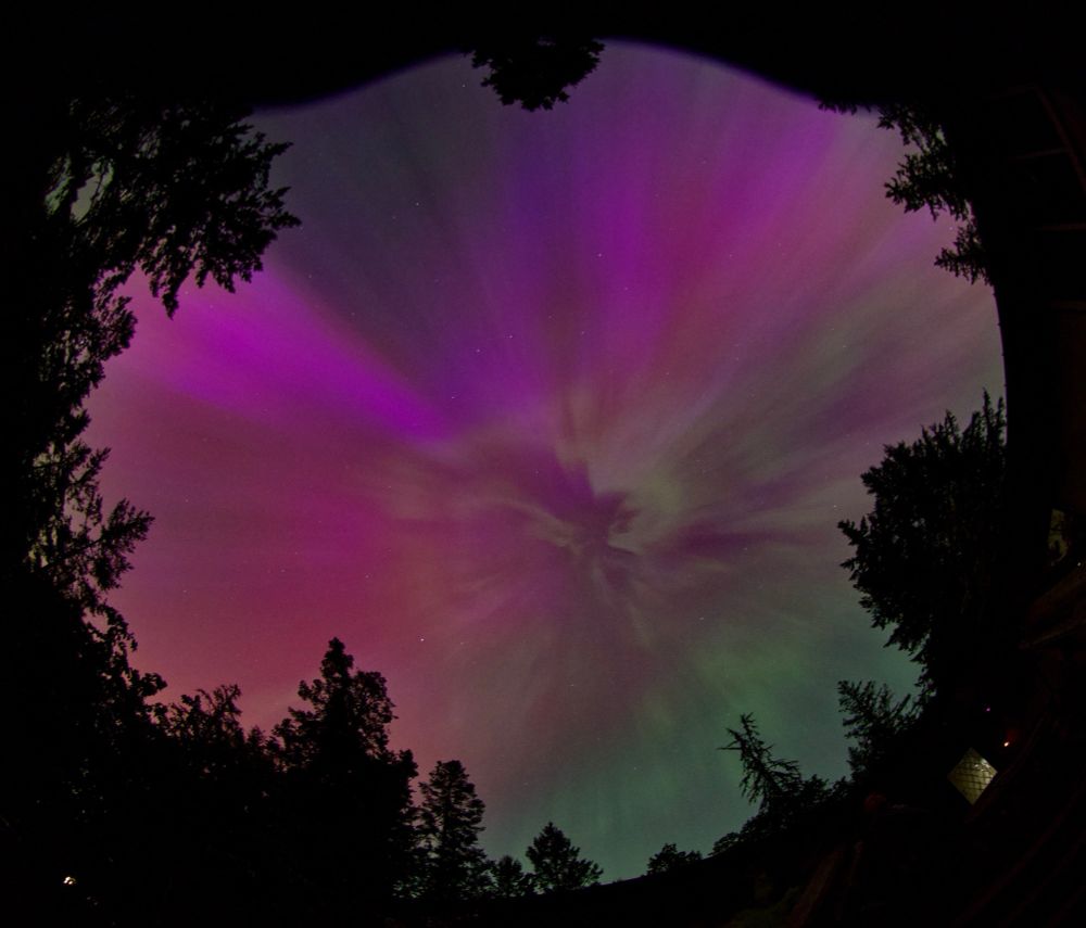 Aurora Borealis with Coronae converging directly overhead