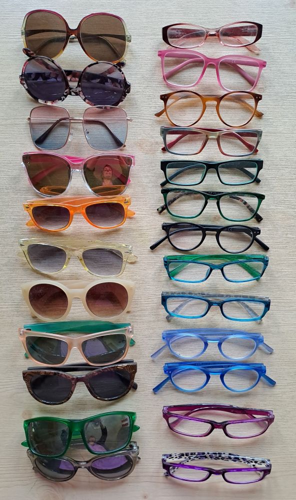 Eine Sammlung verschiedener Sonnen- und Lesebrillen.