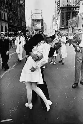 VJ Day in Times Square - a sailor dips and kisses a white high-heeled nurse in the middle of a crowd. A famous photograph by Alfred Eisenstaedt