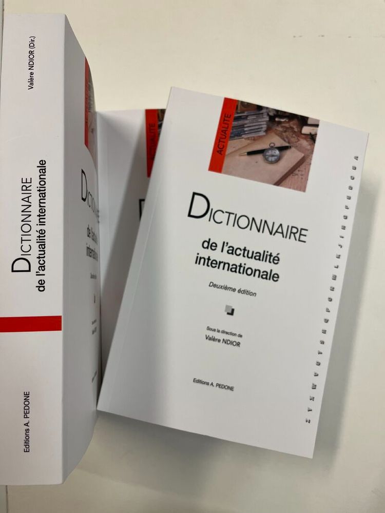Trois exemplaires du dictionnaire posés sur une table de façon fort fengshui.