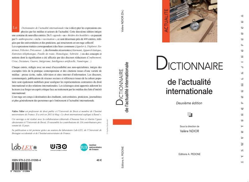 4e de Couverture : Le Dictionnaire de l'actualité internationale vise à décrypter les expressions employées par les médias et acteurs de l'actualité. Cette deuxième édition intègre une centaine de nouvelles entrées. De l'« agenda » au « théâtre des hostilités » en passant par l'« anthropocène » ou la« vaccination », ce sont désonnais près de 400 entrées, rédigées par des universitaires et des praticiens, qui structurent cet ouvrage collectif. Les expressions traitées correspondent à des lieux communs (Appeler à, Déplorer, Entériner, Féliciter, Préconiser ... ), des formules récurrentes (Alarmant, Appareil étatique, Entretien téléphonique, Feuille de route, Homologue, Sobriété ... ) ou des concepts et notions dont la signification a été affectée par des discours réducteurs (Con.finement, Crise, Dictature, Guerre, Intégrisme, Intelligence artificielle, Numérique .. .). Chaque entrée, rédigée avec un souci d'accessibilité aux non-spécialistes, intègre des exemples tirés de la pratique contemporaine et des citations issues d'une variété de médias : presse écrite, radio, télévision et sites internet d'information. Les discours, communiqués, publications de réseaux sociaux et références issues de la culture populaire sont également mobilisés pour souligner les représentations contrastées du droit international et des relations internationales. Les éclairages ainsi apportés aideront les lecteurs à se forger un esprit critique face au traitement par les médias des faits d'intérêt international. L'ouvrage est conçu à destination des étudiants, universitaires, praticiens, journalistes et plus généralement des personnes qui s'intéressent à l'actualité internationale