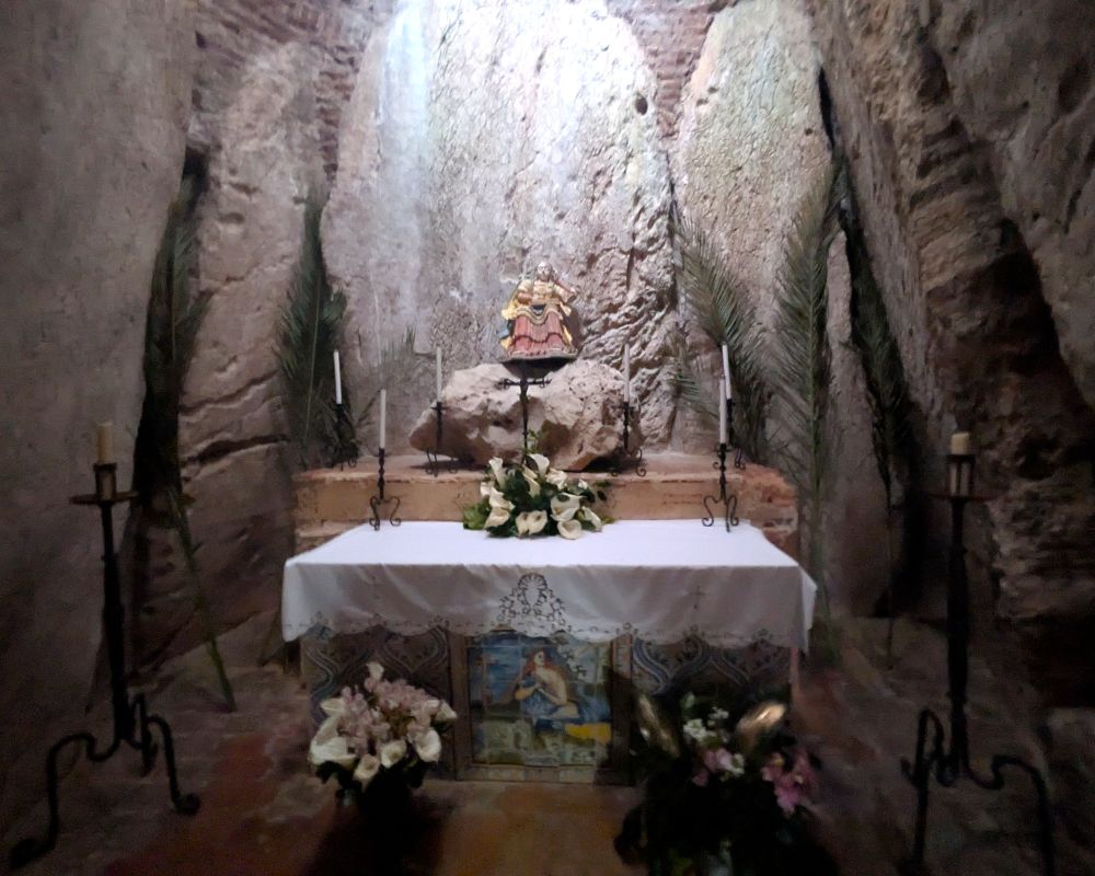 Inside a dolmen-chapel, with a shrine to Santa Maria Madalena