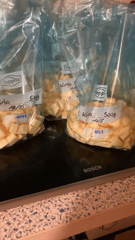 Beutel mit kürbisstückchen. 