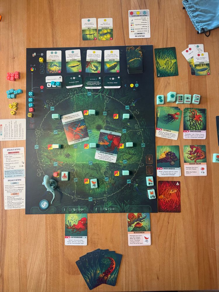 Das Brettspiel Kelp, aufgebautes Spielfeld mit weiteren Spielkomponenten. Der Hai hat gewonnen.