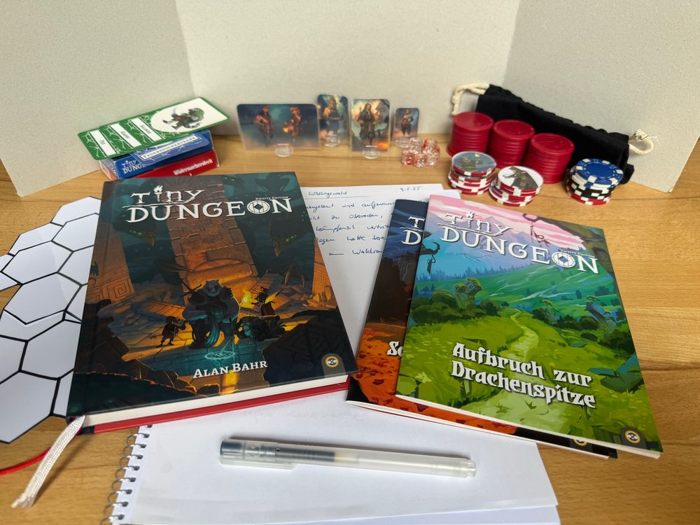 Spielmaterial hinter einem Sichtschirm, bereitgelegt für den Spielleiter des Pen and Paper-Rollenspiels „Tiny Dungeon“