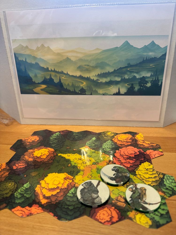 Spielmaterial für das Pen and Paper-Rollenspiel „Tiny Dungeon“ vor dem Screen des Spielleiters aus Sicht der Spielenden: Ein Stimmungsbild, ein Wald als Spielfläche und 3 Abenteurer-Token