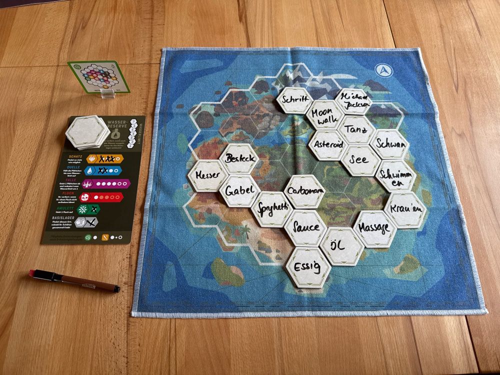 Aufgebautes Spielmaterial von Landmarks mit beschrifteten Plättchen, anhand derer man sich über eine Insel bewegt