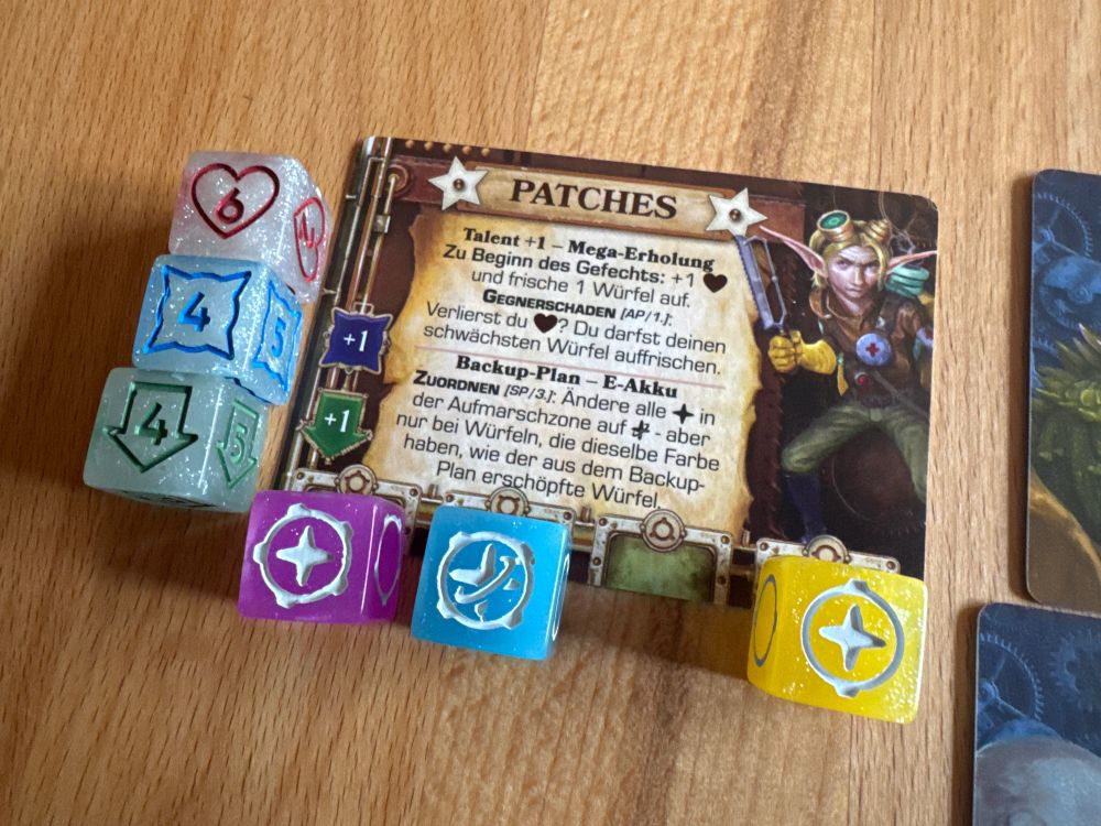 Die Spieler-Charakter-Karte „Patches“ aus dem Spiel „20 Strong“ in der Variante „Too Many Bones“ mit einigen zugeordneten Würfeln