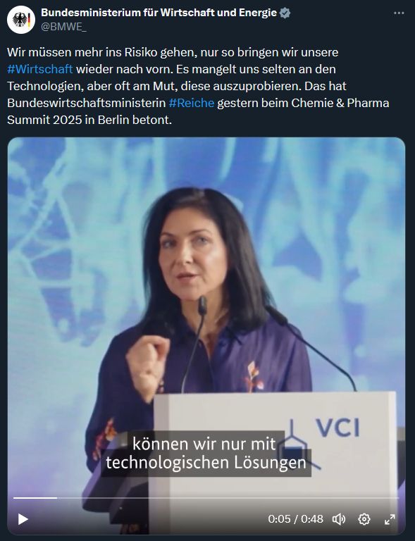Twitter-Tweet vom Bundesministerium für Wirtschaft und Gasenergie:
"Wir müssen mehr ins Risiko gehen, nur so bringen wir unsere #Wirtschaft wieder nach vorn. Es mangelt uns selten an den Technologien, aber oft am Mut, diese auszuprobieren. Das hat Bundeswirtschaftsministerin #Reiche gestern beim Chemie & Pharma Summit 2025 in Berlin betont."

Darunter ein Bild von Frau Reiche hinter einem Rednerpult