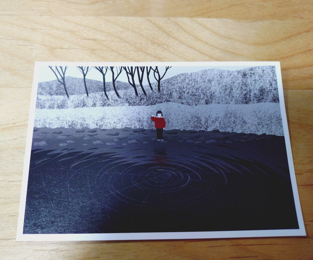 映画『侵蝕』を観にいったときにもらったポストカード。全体はモノクロだが、水際に立女の子のジャケットだけが赤い。