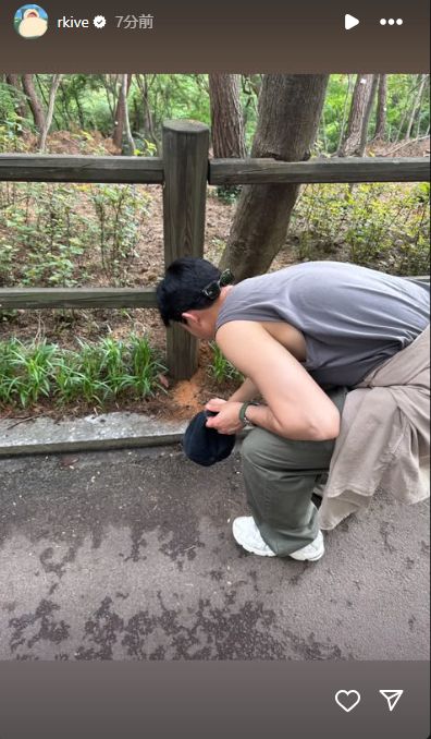 地面の上の何かが気になるナムの後ろ姿。