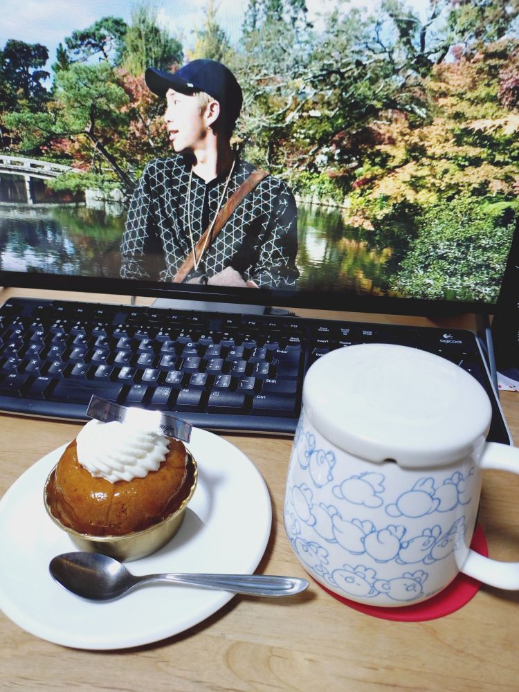 9月12日のナムの誕生日に、お祝いで食べたサバラン。PCのスクリーンセイバーはナムの写真。