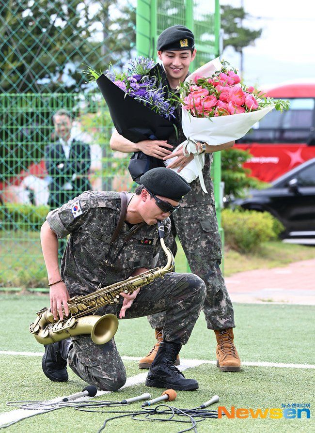 マイクの近くでサックスを演奏するナムと、そんな彼を優しく見守るテテさん。