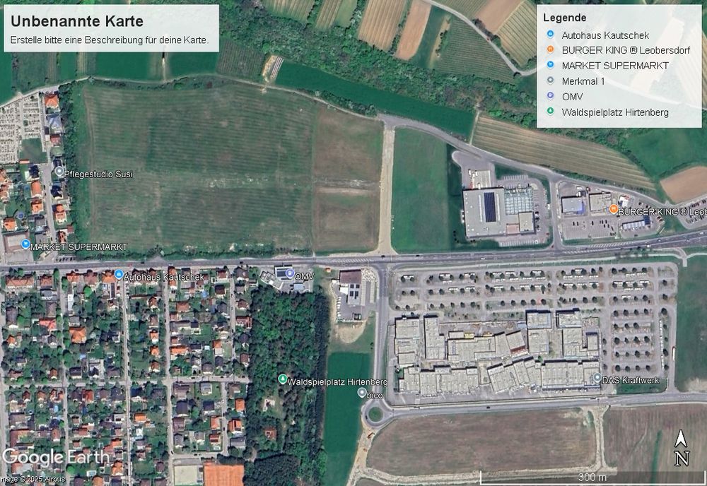 Luftbild, das links oben die Fläche eines ehemaligen Frauen-KZ zeigt, auf der ein Gewerbepark errichtet wird, und rechts unten einen Gewerbepark, der aus wirtschaftlichen Gründen seit vielen Jahren leer steht