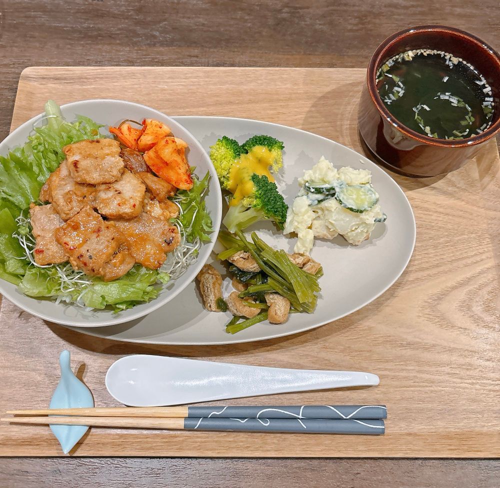 厚切り豚カルビ丼(レタス/ブロッコリースプラウト)、カクテキ
キュウリとちくわ入りポテトサラダ
小松菜と油揚げの煮浸し
わかめスープ
