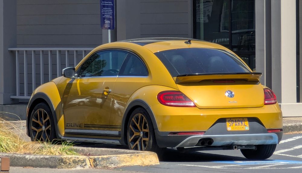 Photo of a gold VW New Beetle DUNE edition 