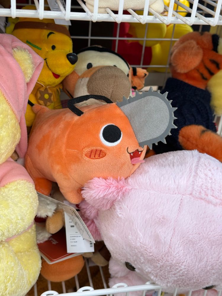 Ein Plüschtier mit einer Kettensäge als Nase