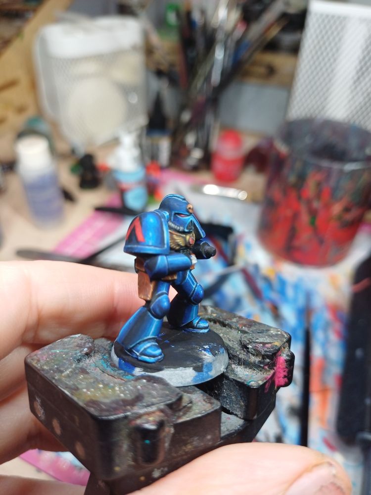 The same model in a 3/4 view, showing the red arrow for tactical on the right shoulder