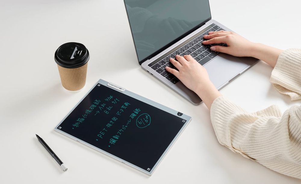 キングジム、約13インチ画面の電子メモパッド「ブギーボード」発売