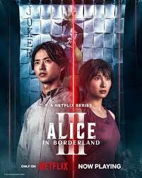 Imagen promocional de la tercera temporada de Alice in Borderland, con Arisu y Usagi de espaldas a varios carteles que muestran la imagen del Joker de una baraja de cartas