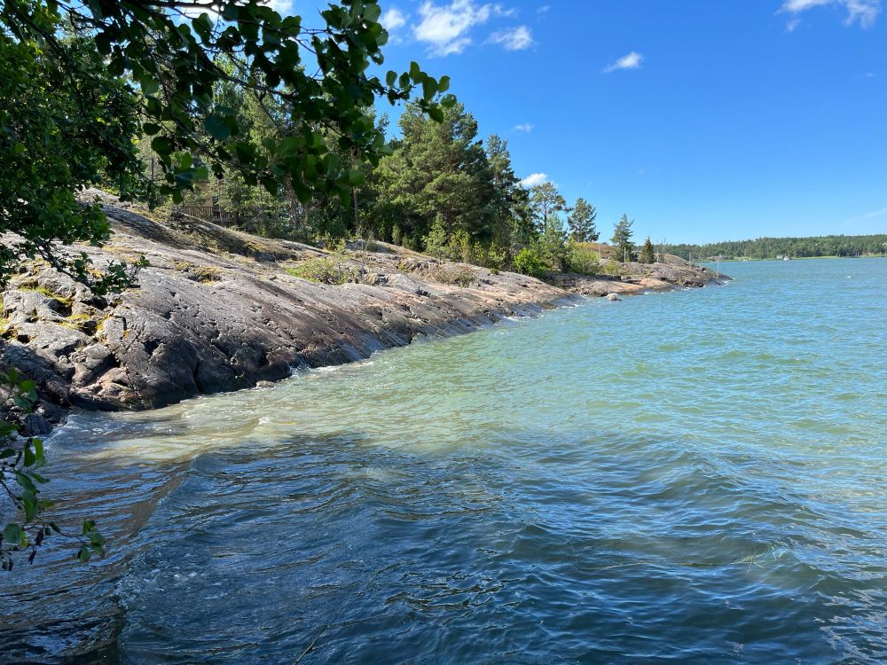 Felsige Küste im Westen Finnlands