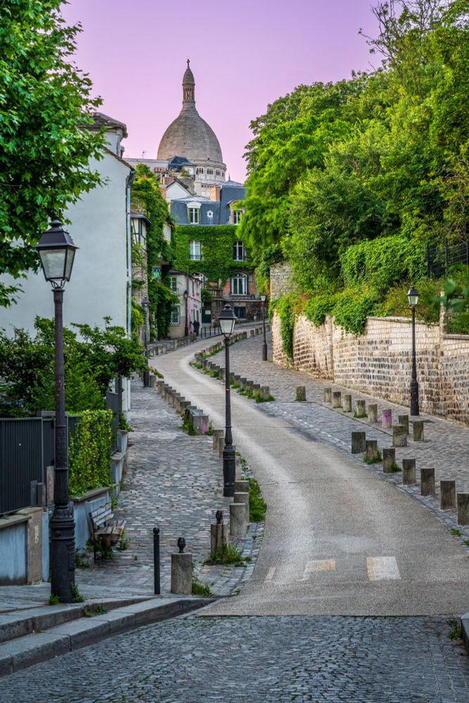 A winding road leads up a hill to Basilique du Sacré-Cœur de Montmartre.
