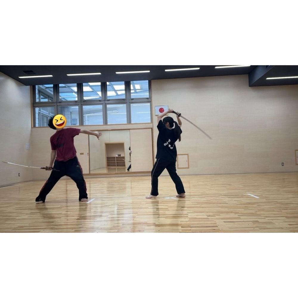 大きく振りかぶったこの後…
乗り移ってた佐々木小次郎の魂がどこかへ行ってしまってスーーーンってなるくだりの舞台だったんだけどめちゃおもろすぎたんよなぁ🤣
それをまさかやらせてもらえると思わんかったし
なんならセリフ言わされると思わんかった🤣🤣🤣
演技はできないし恥ずかしいけどとりあえず超棒読みで頑張ったww
スペシャル稽古のお礼に配信課金するかな笑