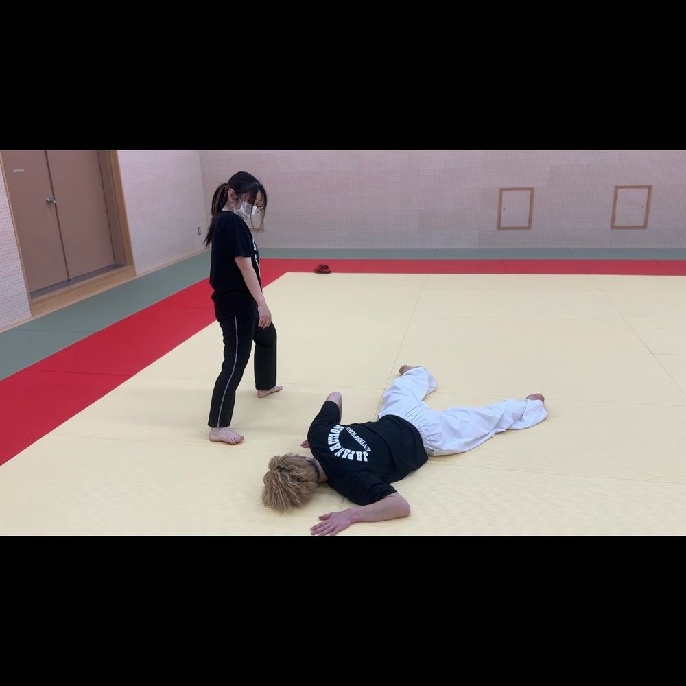 死んでるー🥰って思ってますw


今日は恐怖回だったけどもw
自分的にライダーキックが過去にやった時よりも体が軽くて嬉しかった
クオリティはさておいてだけどもw

アクションしたら痩せるかなー🤔って思ってたのが
アクションしたいから痩せる‼️になって
少しずつ体重減ってて
まだまだ私のバグった基準としては重すぎて話にならない体重なんだけど

それでもやり始めた頃よりは軽くなった！！
動きやすさをほんの少しだけど感じて
嬉しくなりましたとさ🥰

筋トレも強化したいところ🤔
基本的に声と態度がでかいだけでストイックではないタイプなんだけど
言わないともっとやらないからね🙂
ダイエットも筋トレも頑張るっ！！！！！

10キロ痩せるって言えば3キロ痩せるし
毎日ストレッチと筋トレするって言えば１週間に１回くらいはやる👍(もっとやれw

サボりながらでも
マイペースにがんばるぞー‼️笑
言うのはタダだからね😗