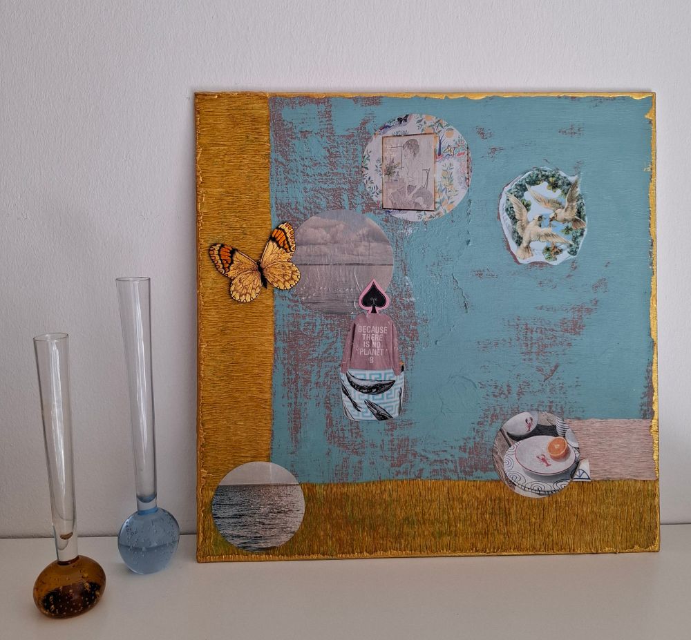 Surreale Mixedmedia-Arbeit auf festem Malkarton.
Verschiedene Collage- & Assemblage-Elemente. 
Grundfarbe Blau & Goldgelb.
40 x 40 cm.
Daneben 2 Einblumen-Glasvasen. 

Art by Teena