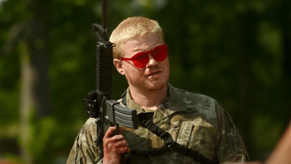 Jesse Plemons in Civil War wearing sunglasses with the same tint at the Oakley Meta glasses