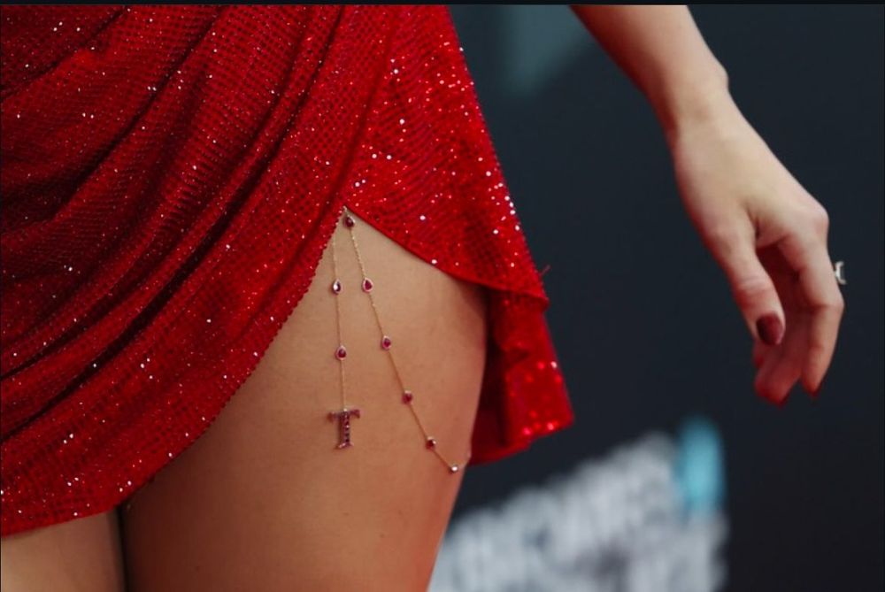 Taylor wearing a T thigh chain