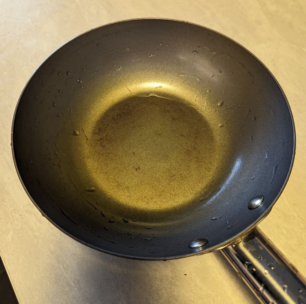 Tout ce qui brille n'est pas d'or. En l'occurrence on voit ici la photo d'un wok coloré par la tomate et le curry que j'ai cuisiné avec. Rien à voir avec le wokisme, soit dit en passant.