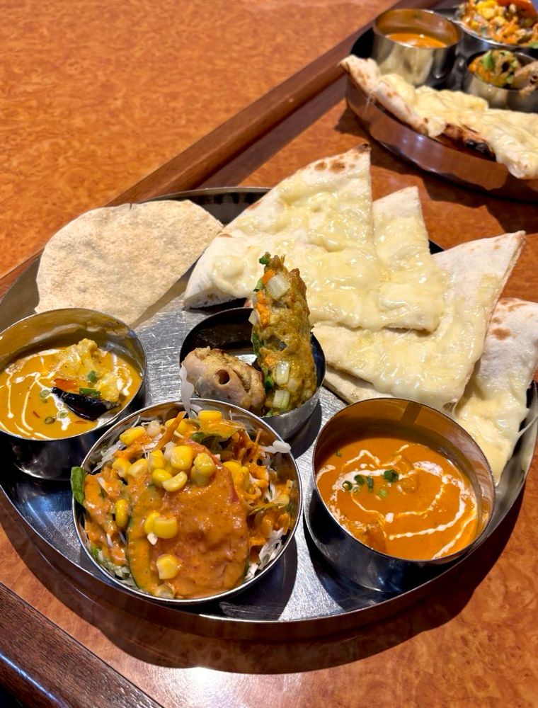 スパイシーで美味しいサラダ
エビカレー 野菜カレー
チーズナン
シシカバブ
ガーリックチキン
パーパル

