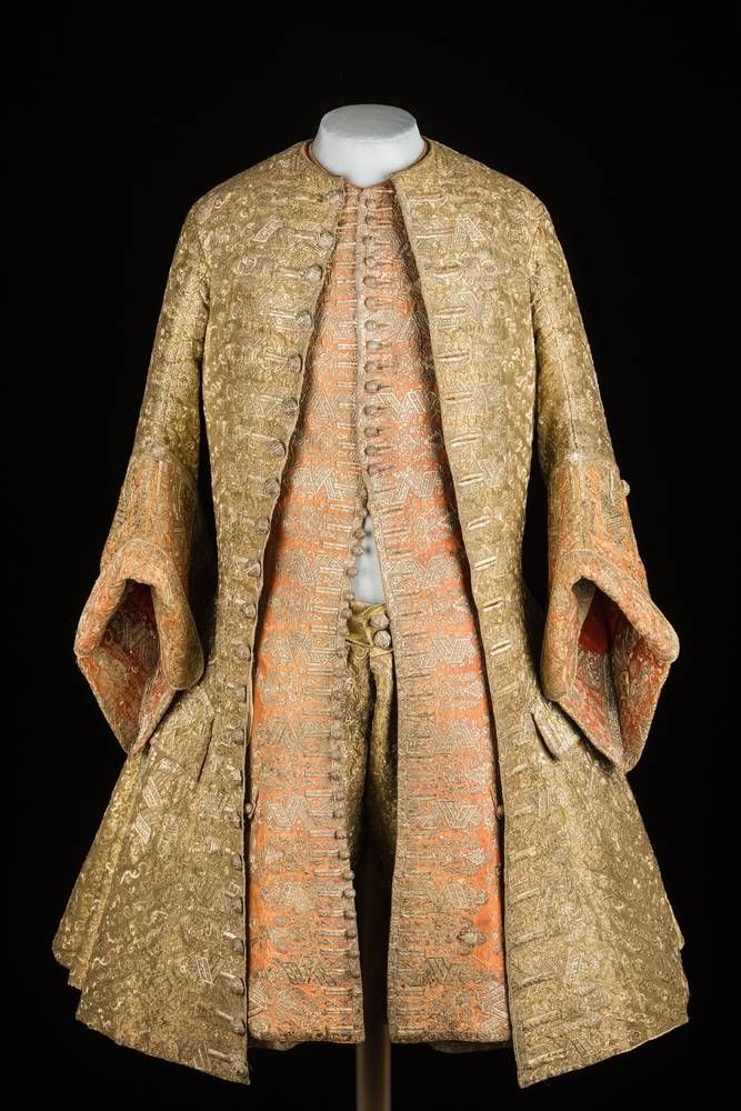 Augustus the Strong wore the golden dress to the coronation banquet on September 5th/15th, 1697 in Krakow, in the royal castle on the Wawel. On the day of the coronation, the ceremonial dress was adorned with the star of the Royal Danish Order of the Elephant and a button set with diamond roses. The dress is completely based on the latest French court fashion of the time. It consists of a skirt, waistcoat, knee breeches and stockings. The preciousness of the dress surpasses all the dresses previously owned by the Saxon electors. The much-quoted royal splendor can be sensed with the gold fabric of the dress, woven as "glacé". The embroidery in silver represents the color white, which was binding for the Polish coronation ceremony as a Christian act of consecration.