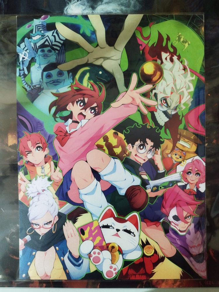 Lámina de arte sobre la serie DanDaDan. Se ven a todos los protagonistas y antagonistas de la serie dibujados.