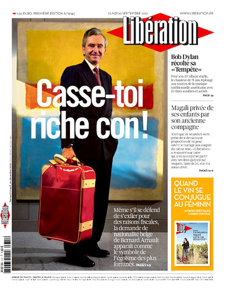 Bernard Arnault portant une valise en une de Libération avec le titre : « Casse-toi riche con » (en référence au « casse-toi pauvre con »de Nicolas Sarkozy)