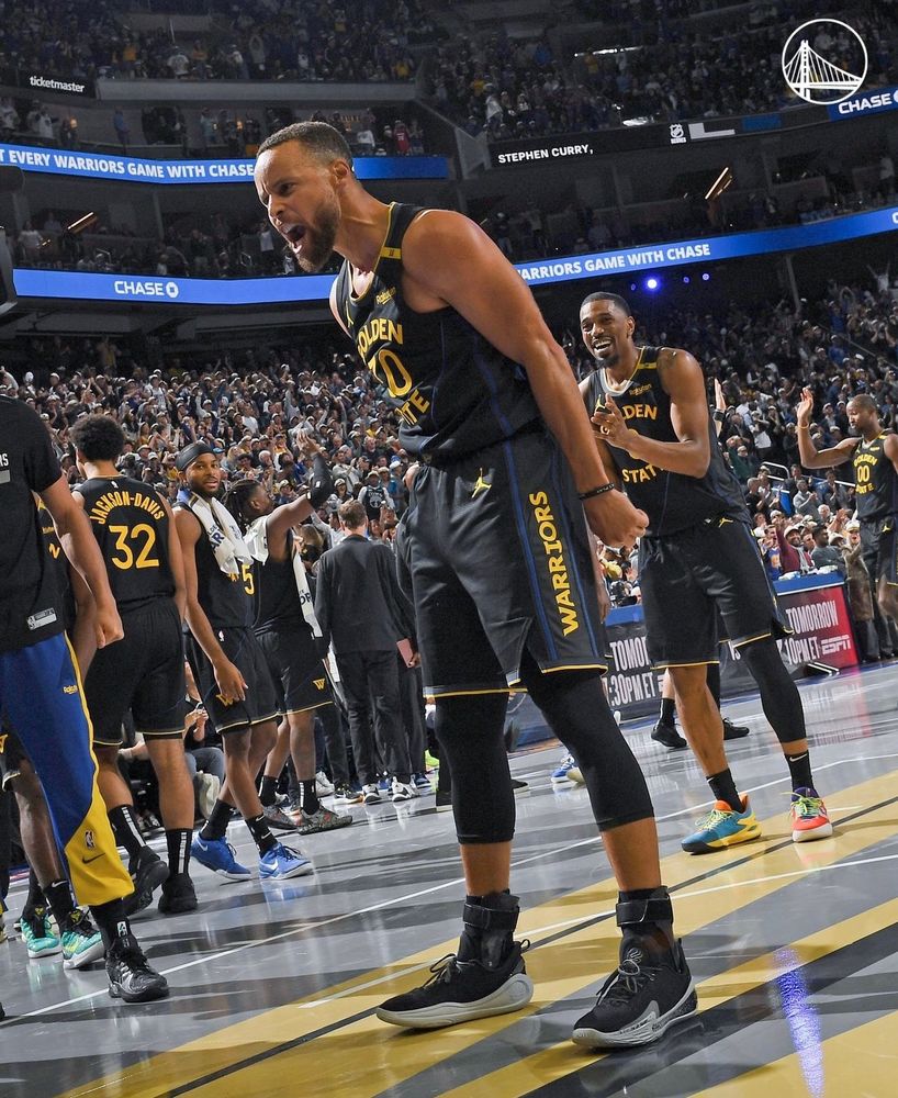 stephen curry celebrating a clutch 3.