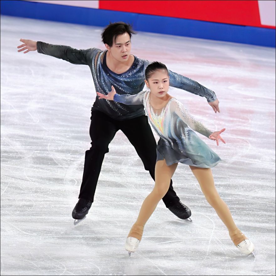 Zhang & Huang during their free skate performance at the 2024 Junior Grand Prix Final