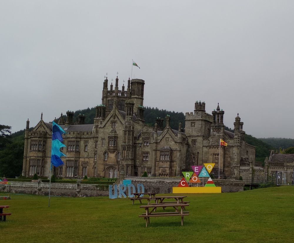 "URDD" a "Croeso" o flaen Castell Margam.
"URDD" and "Croeso" signs in front of Margam Castle.