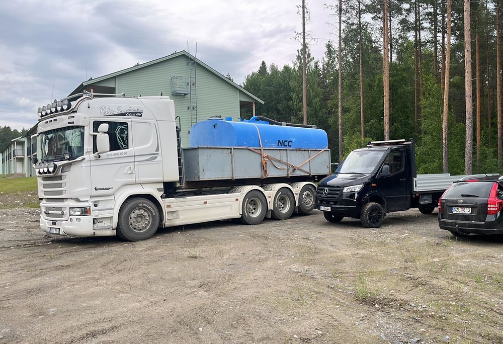 En liten lastbil (min firmabil) och en fullstor lastbil 