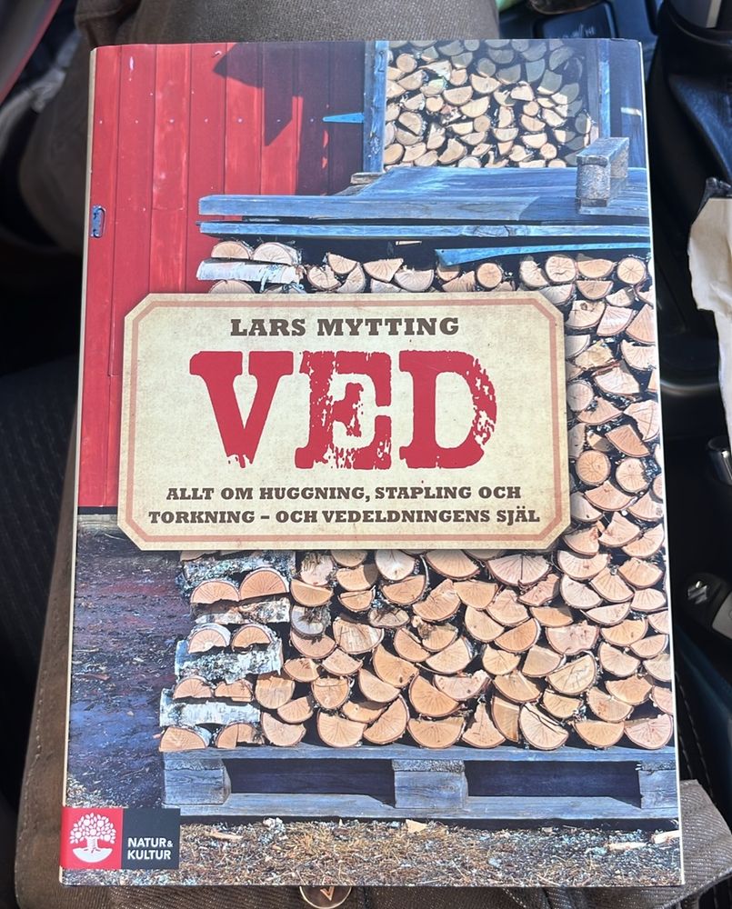 LARS MYTTING
 VED
 ALLT OM HUGGNING, STAPLING OCH
 TORKNING - OCH VEDELDNINGENS SJÄL
 Förlaget NATUR&
 KULTUR