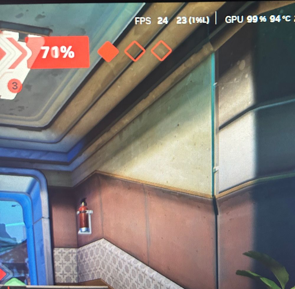 Um print da tela do jogo overwatch com o marcador de fps em 24 e temperatura 94C