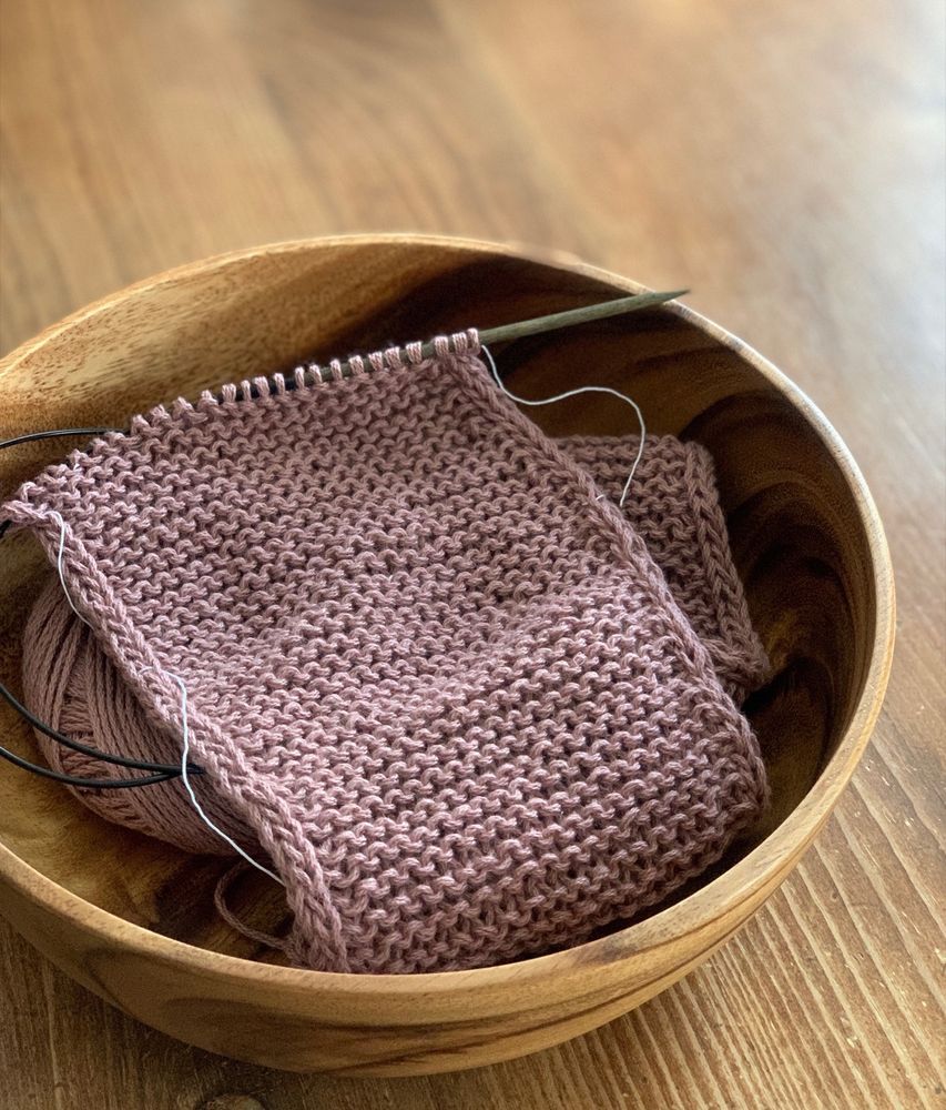 編みかけの小さめスカーフの写真。棒針のシンプルなガーター編み